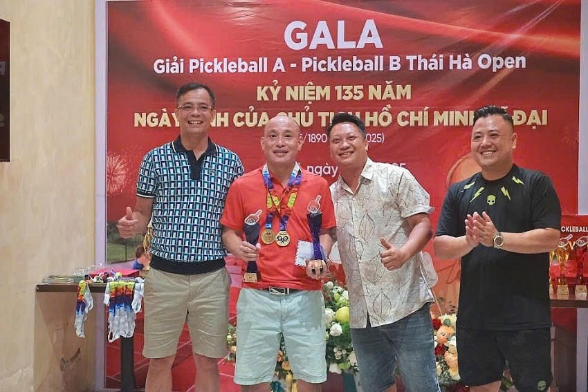 Nhà báo Quốc cường (áo cam) cùng các VĐV tại buổi Gala Giải Pickleball Thái Hà Open chào mừng kỷ niệm 135 năm ngày sinh nhật Bác Hồ vĩ đại (19/5/1890-19/5/2025). Ảnh: Cao Oanh