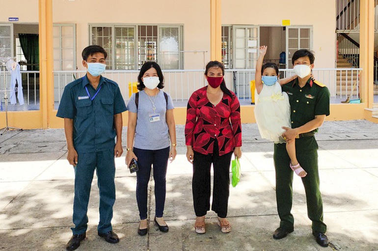 Việc làm của anh Kiên được gia đình, đơn vị, đồng đội, bạn bè và cộng đồng ủng hộ. Hiện tại, 3 cháu đang sống cùng bà ngoại tại Phường 8, Quận 4. Hàng tuần, anh mang lương thực gửi cho mấy bà cháu. (Ảnh: Quang Minh)