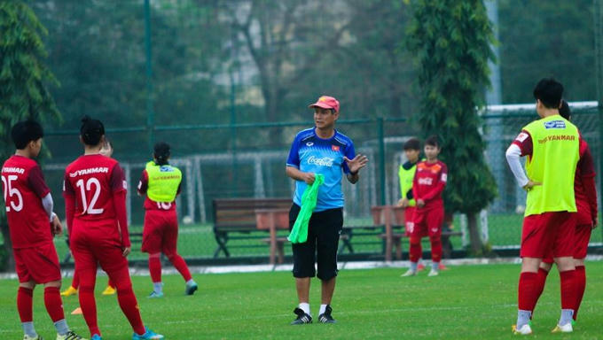 Dù nhiều khó khăn, nhưng các nữ cầu thủ môn thể thao “vua” vẫn cố gắng thi đấu hết mình.