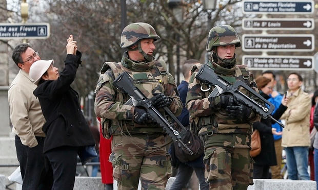 Binh sĩ Pháp đi tuần tra trên các con phố. (Ảnh:Reuters)