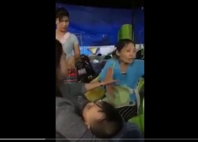 Hình ảnh người phụ nữ đang phân trần cháu bé là con trai mình. (Ảnh chụp từ clip)