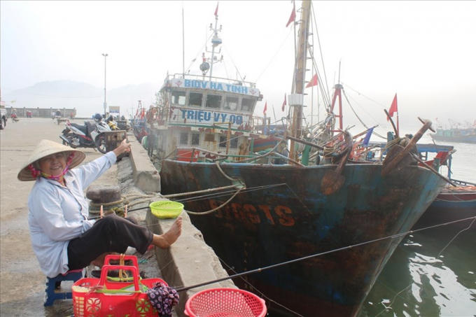 Tàu vỏ thép của ngư dân Trần Xuân Sinh đang nằm bờ vì theo chủ tàu “càng ra khơi càng thua lỗ”.