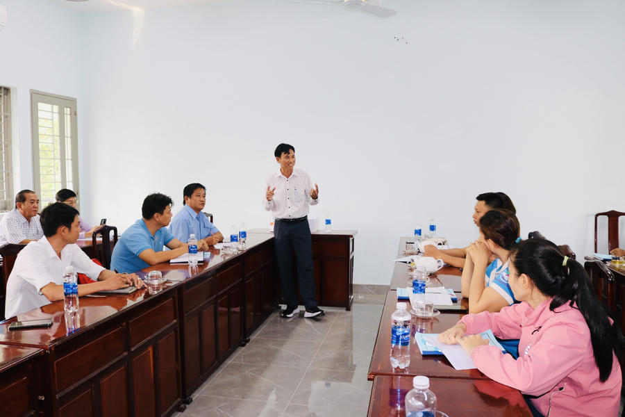 Đại diện Hội doanh nhân trẻ Đồng Nai chia sẻ cùng các học viên các vấn đề liên quan đến xuất khẩu hàng hóa ra thế giới.