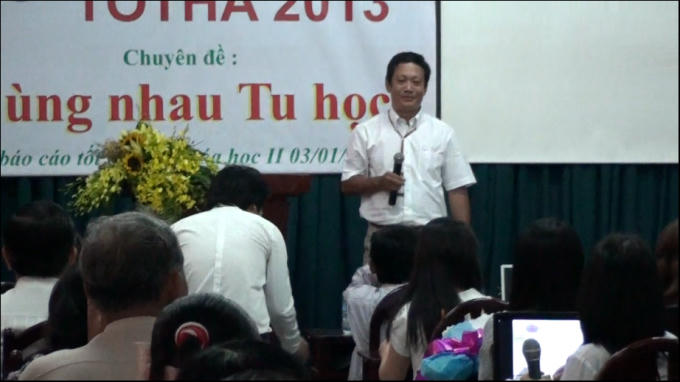 Giáo sư Hải miệt mài giảng bài