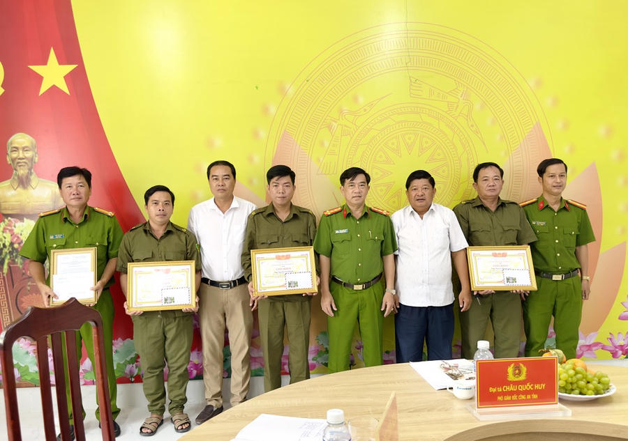 Đại tá Châu Quốc Huy - Tỉnh ủy viên, Phó Giám đốc Công an tỉnh, Phó Trưởng Ban Chỉ đạo 138 tỉnh Bạc Liêu, trao Quyết định thưởng nóng cho Công an xã Phong Tân (thị xã Giá Rai).