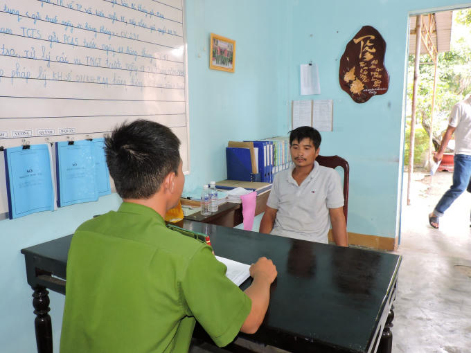 Đối tượng Dương đang khai báo hành vi của mình tại CQĐT công an huyện M'Drắk.