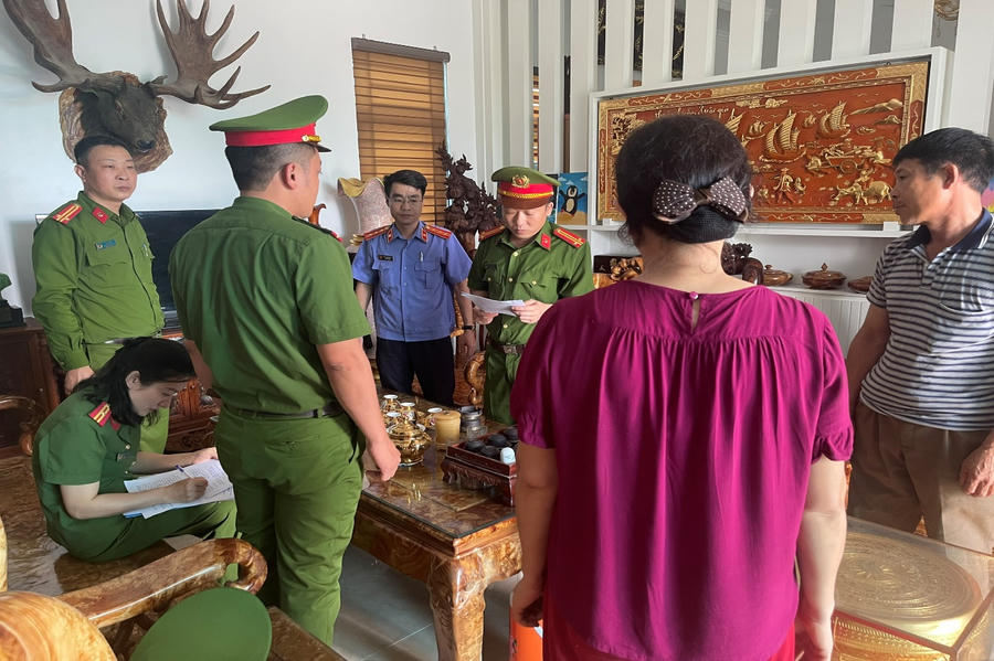 Kiểm sát viên kiểm sát việc thi hành hành Lệnh khám xét chỗ ở của bị can. Ảnh Viện kiểm sát nhân dân tỉnh Hà Nam