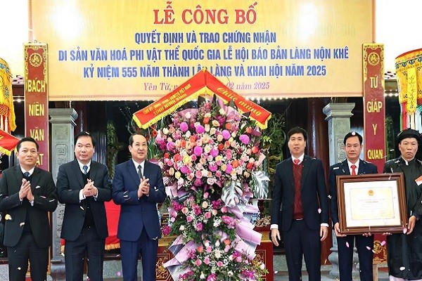 Lãnh đạo tỉnh Ninh Bình trao Chứng nhận Di sản văn hóa phi vật thể Quốc gia đối với Lễ hội Báo bản làng Nộn Khê cho đại diện làng Nộn Khê và xã Yên Từ.