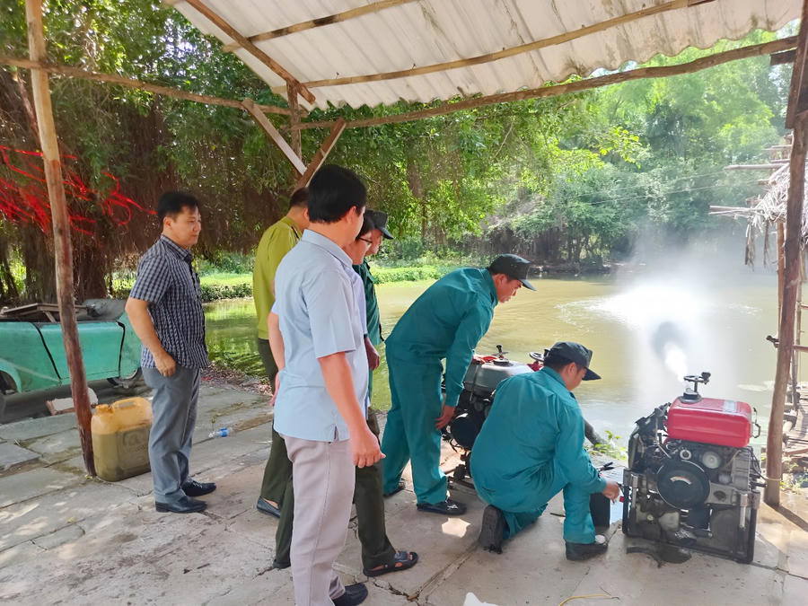 Lực lượng chức năng, thao tác máy chữa cháy chuyên dụng... trong tình trạng sẵn sàng khi có cháy xảy ra.