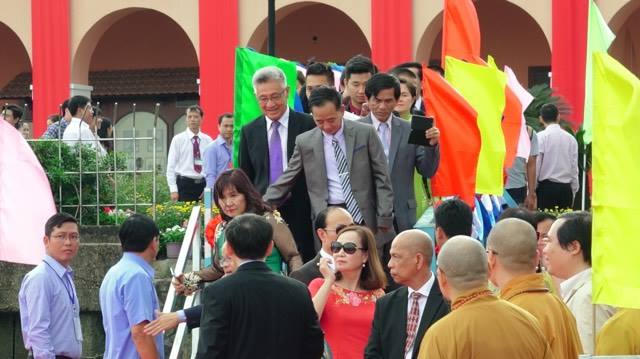 Đông đảo kiều bào trên khắp thế giới về nước ăn Tết cùng đến chung vui, tham dự nghi lễ.