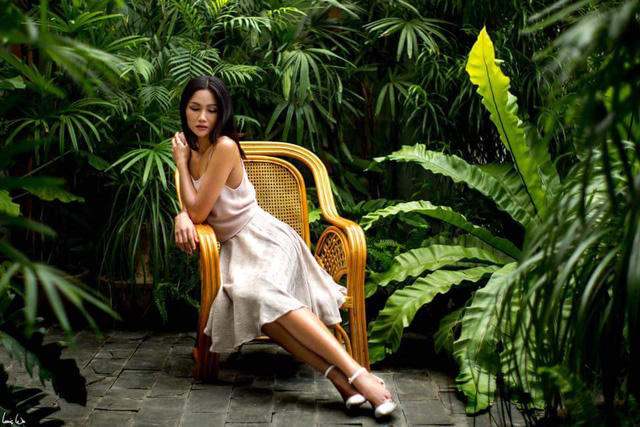 Cùng với việc học tập tại trường Cao đẳng Kinh tế - Đối ngoại, H’hen Niê bắt đầu gia nhập làng người mẫu khi làm người mẫu chụp ảnh thời trang nhãn hàng nhỏ.