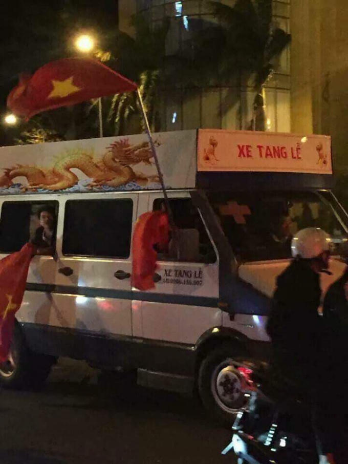 Thậm chí cả xe phục vụ tang lễ cũng xuyên bão. (Ảnh: FB  G.T.G)