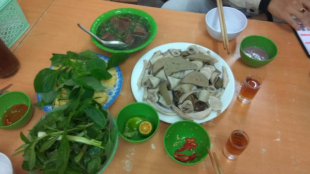 Đĩa lòng giá nửa triệu đồng gây tranh cãi