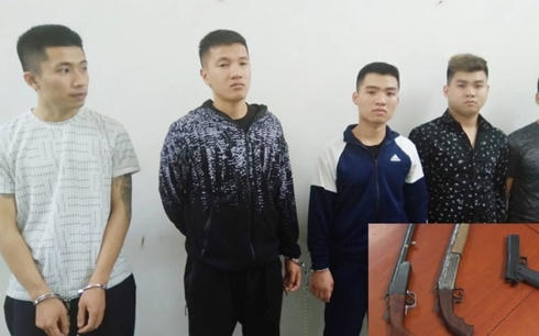 Các đối tượng cùng tang vật vụ án..