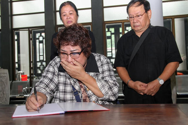 NSƯT Minh Vượng o&agrave; kh&oacute;c khi viết lời tiễn biệt trong sổ tang.