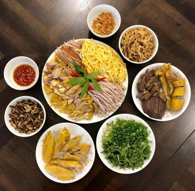 Sự cầu kỳ trong các nguyên liệu làm nên bát bún thang. Ảnh: CTV.