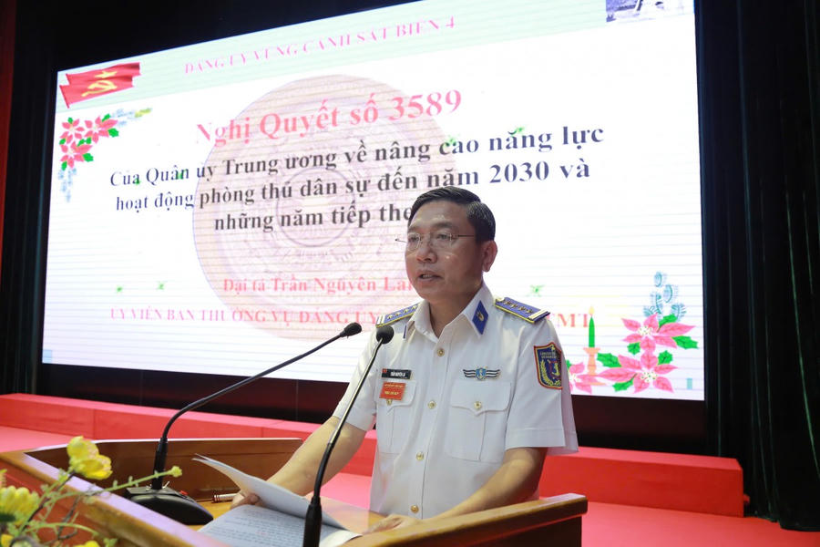 Đại tá Trần Nguyên Lai - Ủy viên Ban Thường vụ Đảng ủy, Phó Tư lệnh, Tham mưu trưởng Bộ Tư lệnh Vùng Cảnh sát biển 4 phát biểu tại hội nghị.