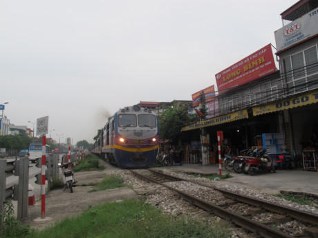 Sử dụng tiếng còi tàu “độc, lạ” với tần số âm thanh lớn sẽ góp phần phòng, giảm thiểu TNGT đường sắt.