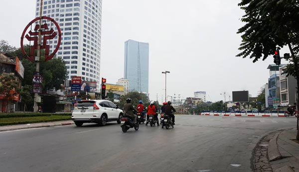 Trên đường Nguyễn Chí Thanh, khi cột đèn tín hiệu chuẩn bị chuyển sang màu đỏ, người tham gia giao thông đều chủ động dừng xe trước vạch dừng dù đường rất vắng.