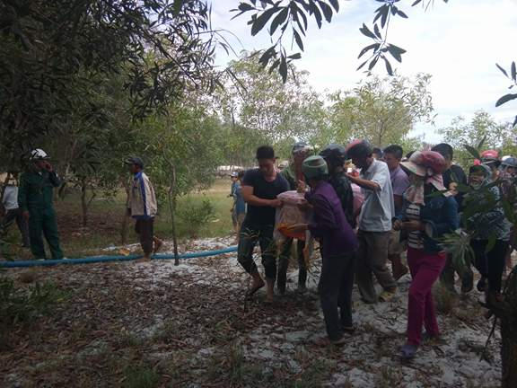 Ch&ugrave;m ảnh: Ng&agrave;n người kh&oacute;c ngất đưa tiễn b&eacute; N&ocirc; về nơi an nghỉ