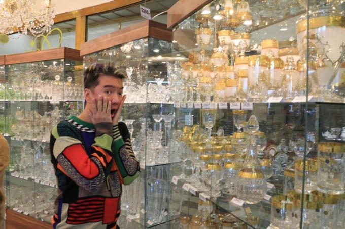 Mr.Đ&agrave;m gom đồ gi&aacute;ng sinh trước khi rời Tiệp Khắc