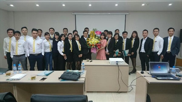 Cán bộ, nhân viên Công ty Cổ phần dịch vụ bất động sản Sen Vàng chúc mừng đại diện chủ dự án Xuân Mai Mễ Trì Plaza.