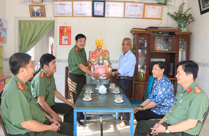 Đại tá Lâm Thành Sol, Phó Giám đốc Công an tỉnh An Giang thăm chúc Tết đồng chí Nguyễn Minh Đào, nguyên Phó Bí thư Tỉnh ủy, nguyên Chủ tịch UBND tỉnh.