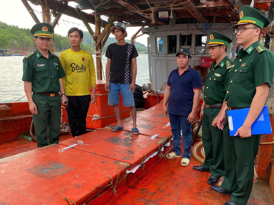 Tàu vận chuyển dầu trái quy định KG-95720-TS bị lực lượng Biên phòng tỉnh Kiên Giang bắt giữ