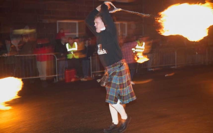 Tại Scotland, theo phong tục, người ta sẽ đánh quay một quả cầu lửa, rồi diễu qua các con phố trong đêm giao thừa. Đây là một tục lệ cổ của người Scotland, nhằm mục đích xua đuổi tà ma và cái xấu của năm cũ, đón chờ những điều tốt đẹp trong năm mới. (Ảnh:Telepraph)