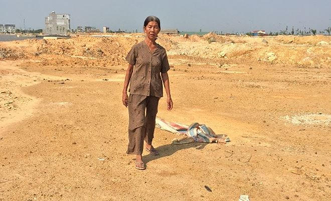 Ngày ngày say xỉn, người phụ nữ 57 tuổi lại tìm về nền đất từng có căn nhà bị thu hồi.