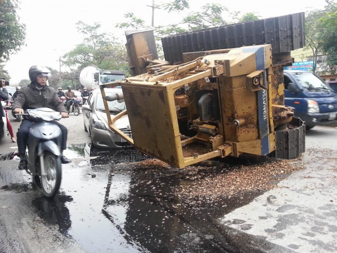 Nghệ An: Xe c&aacute;n bộ kiểm l&acirc;m bị m&aacute;y x&uacute;c đ&egrave; bẹp d&uacute;m