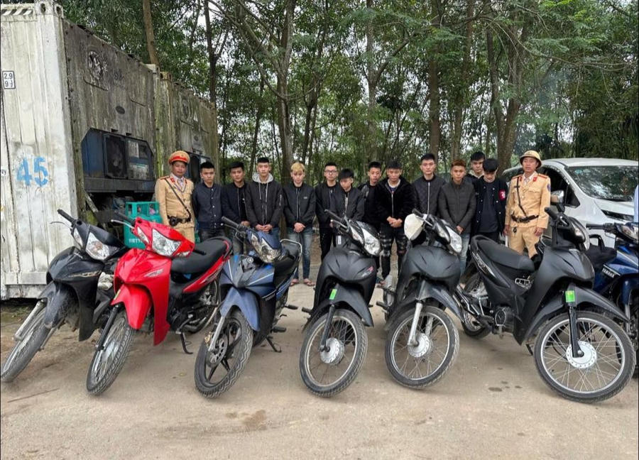 Lực lượng chức năng tạm giữ 12 thanh niên cùng phương tiện do có vi phạm quy định về trật tự an toàn giao thông - Ảnh Công an Hà Tĩnh.