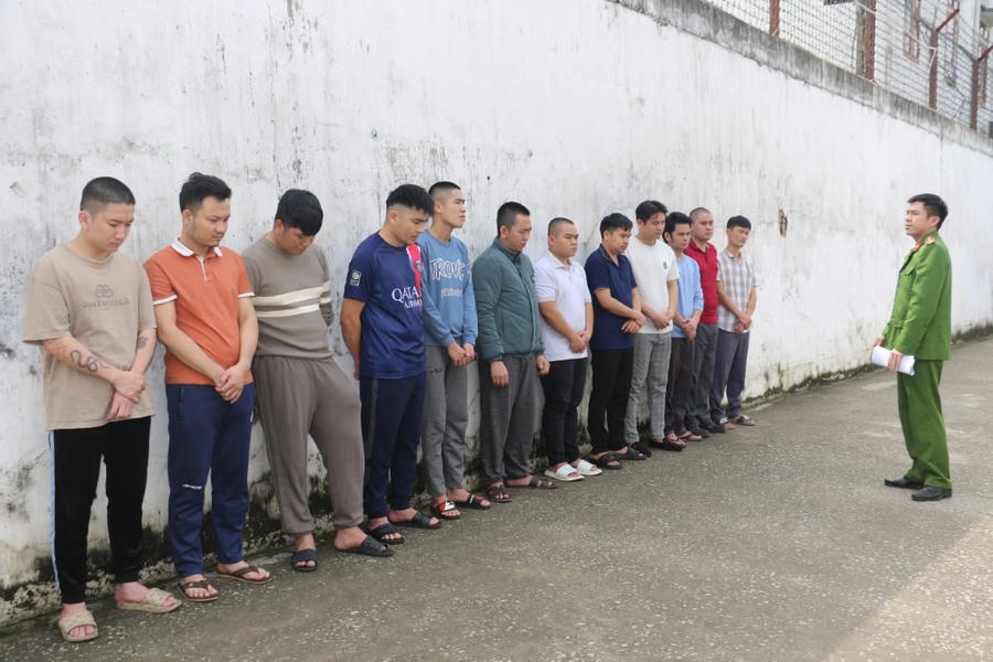Các đối tượng trong dây đánh bạc liên tỉnh bị Công an Nghệ An bắt giữ.