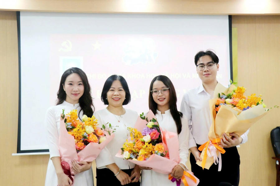 Cô giáo Nguyễn Ngọc Lan – Phó Bí thư chi bộ, Phó Trưởng khoa Khoa học xã hội và Nhân văn, tặng hoa chúc mừng các Đảng viên mới.