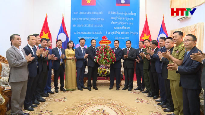 thay mặt Đảng bộ, Chính quyền và Nhân dân tỉnh Hà Tĩnh, Bí thư Tỉnh ủy Hoàng Trung Dũng đã gửi tới Đảng bộ và Nhân dân tỉnh Bolykhamxay lời chúc năm mới dồi dào sức khỏe, hạnh phúc và thành công.