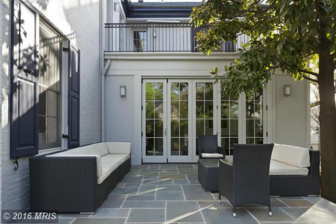 Một góc vườn của ngôi biệt thự với cây cối và khung cảnh đẹp. (Ảnh: Mris)