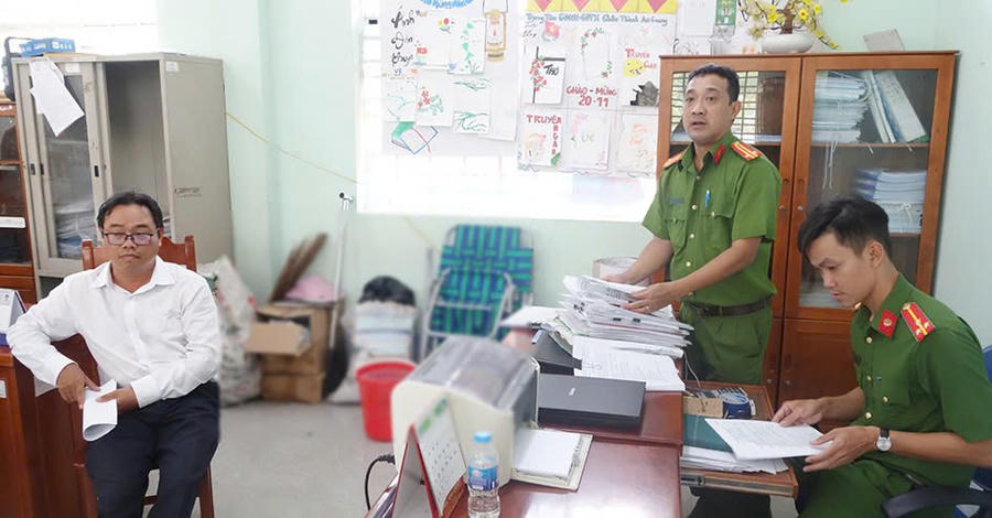 Lực lượng chức năng khám xét nơi ở của bị can Nguyễn Văn Thanh