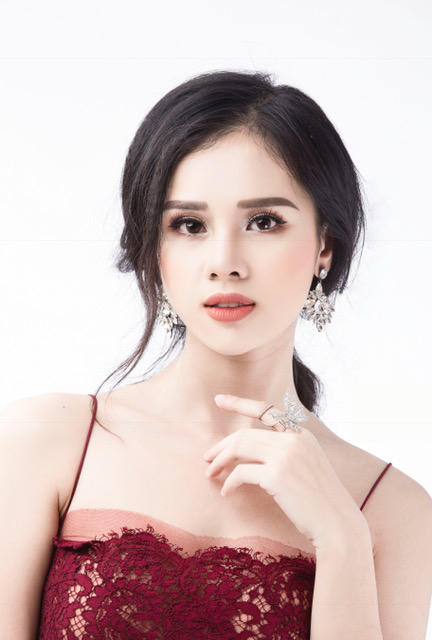 Á hoàng Trang sức 2015 chia sẻ, cô tham dự Hoa hậu Hoàn vũ 2017 vì niềm đam mê cái đẹp, yêu ánh đèn sân khấu và ước muốn được giao lưu, học hỏi với những người đẹp khác trên mọi miền Tổ quốc, đặc biệt giúp mọi người biết đến và thêm yêu quê hương Hạ Long của mình.