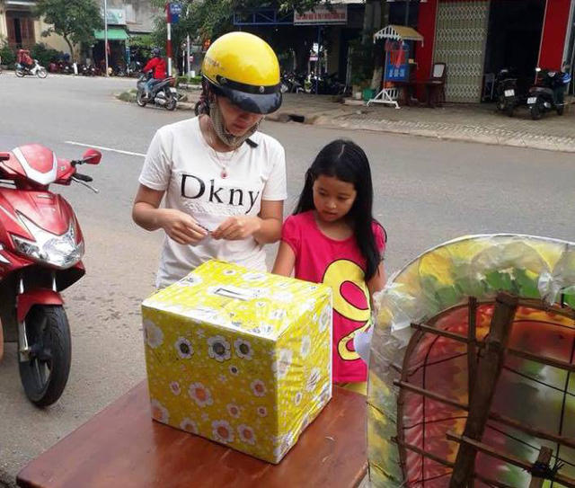 Người mẹ cùng con nhỏ tham gia hỗ trợ các nạn nhân