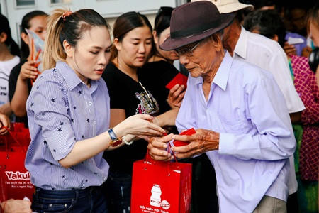 Hơn 300 phần quà bao gồm gạo, đường, bún gạo, bánh trung thu cùng những sản phẩm của nhà tài trợ đã được Mỹ Tâm trao tận tay cho những hoàn cảnh kém may mắn tại UBND xã An Thuận, huyện Thạnh Phú, tỉnh Bến Tre.