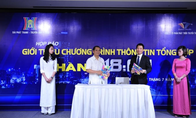 Ký kết hợp tác với Diễn đàn Oto Fun tại họp báo ra mắt.