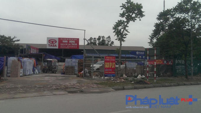 Công trình xây dựng đầu đường Sa Đôi đang được tận dụng làm nhà xưởng chứa vật liệu xây dựng.