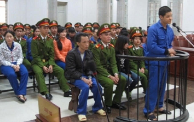 Các bị cáo trong "Tập đoàn ma túy" bãi rác Thành công hầu tòa sáng 27/11.