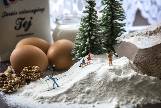 “Trượt tuyết” trên cánh đồng… bột mì.