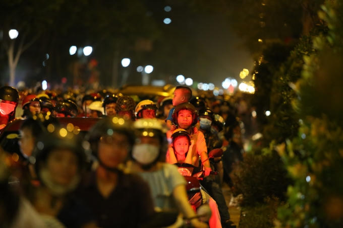 21h15 chương trình pháo hoa kết thúc trong tiếng vỗ tay của hàng triệu người dân Việt Nam. Và đó cũng là lúc dòng người nối đuôi nhau về nhà....