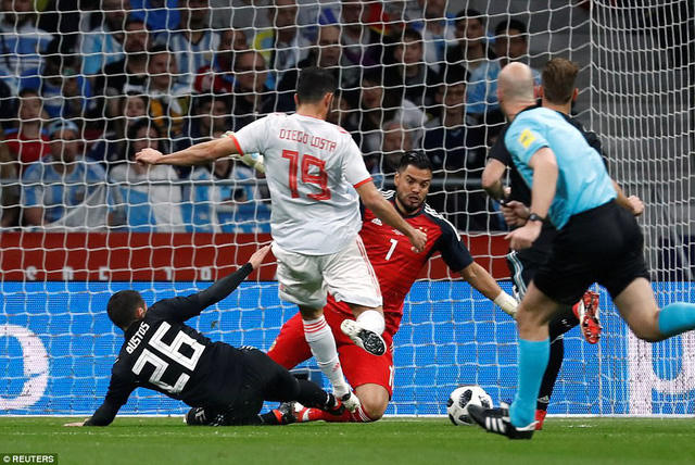 Diego Costa ghi bàn mở tỉ số cho trận đấu. (Ảnh: REUTERS)