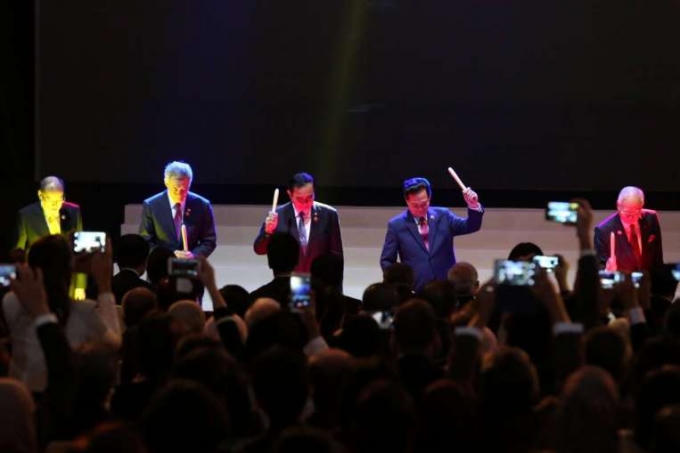 Thủ tướng Việt Nam Nguyễn Tấn Dũng (thứ hai từ phải sang) và các nhà lãnh đạo ASEAN tại lễ thành lập AES (Ảnh: Straitstimes)