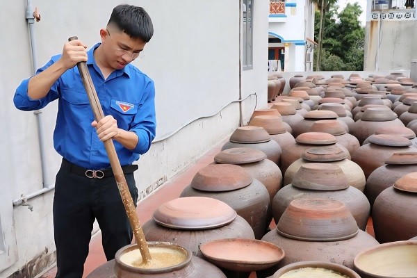 Anh Lê Minh Điệp, phường Mỹ Hào, đầu tư, tâm huyết gây dựng thương hiệu “Tương Bần Đinh Thu”, quyết tâm gắn bó với nghề làm tương truyền thống.