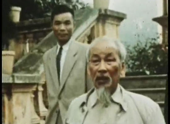 Chủ tịch Hồ Chí Minh và nhà báo Lưu Quý Kỳ tại Phủ chủ tịch, khoảng năm 1968 (trích từ tư liệu phim của Đài Truyền hình Nhật Bản).