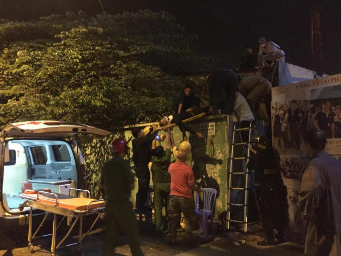 Nam tài xế chấn thương nặng được công an đưa đi cấp cứu.